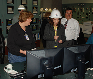 Image of  Pat Duffy explaining control room technology to U.S. Sen. Maria Cantwell (D-WA) at Rocky Reach Dam in 2007.