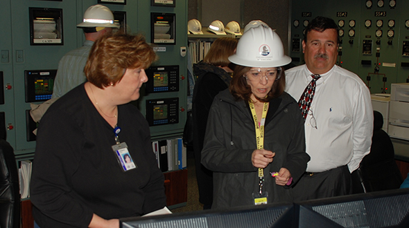 Image of : Pat Duffy explaining control room technology to U.S. Sen. Maria Cantwell (D-WA) at Rocky Reach Dam in 2007.