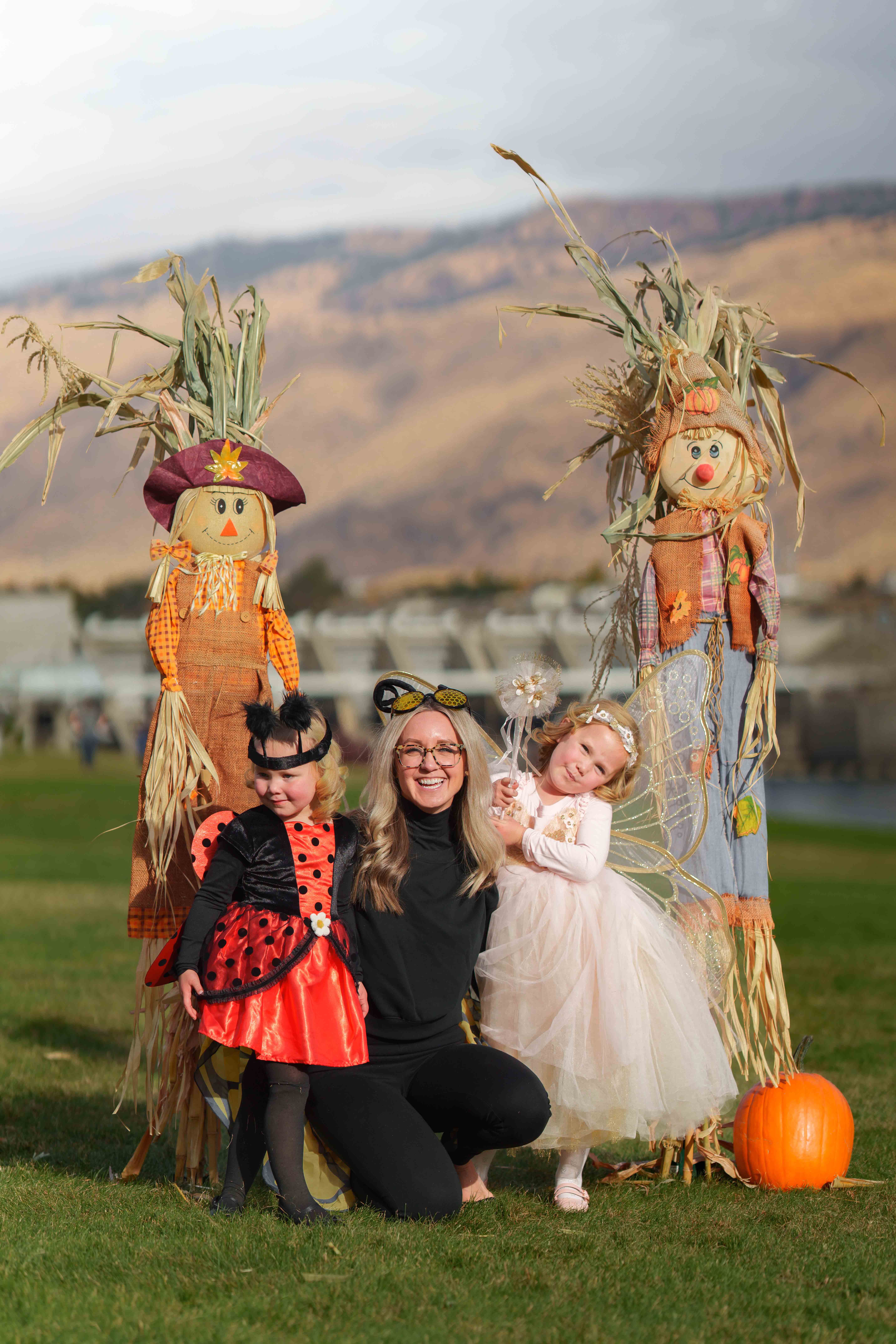 FallHarvest_costumedfamily