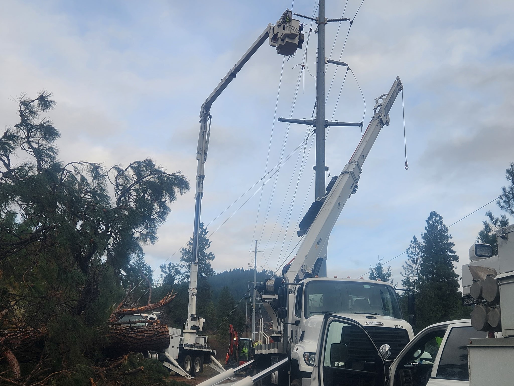 Leavenworth 9 Crews work on transmission lines near the Leavenworth Substation.