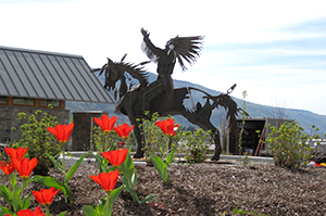 Statue_and_flowers(1)